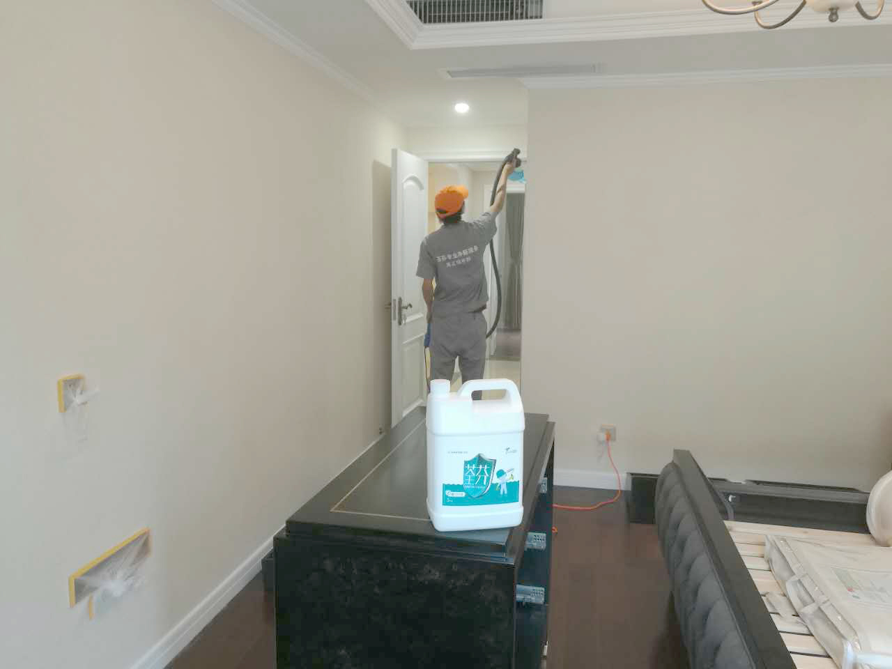 客餐廳過道頂面噴涂施工 客餐廳過道頂面噴涂施工