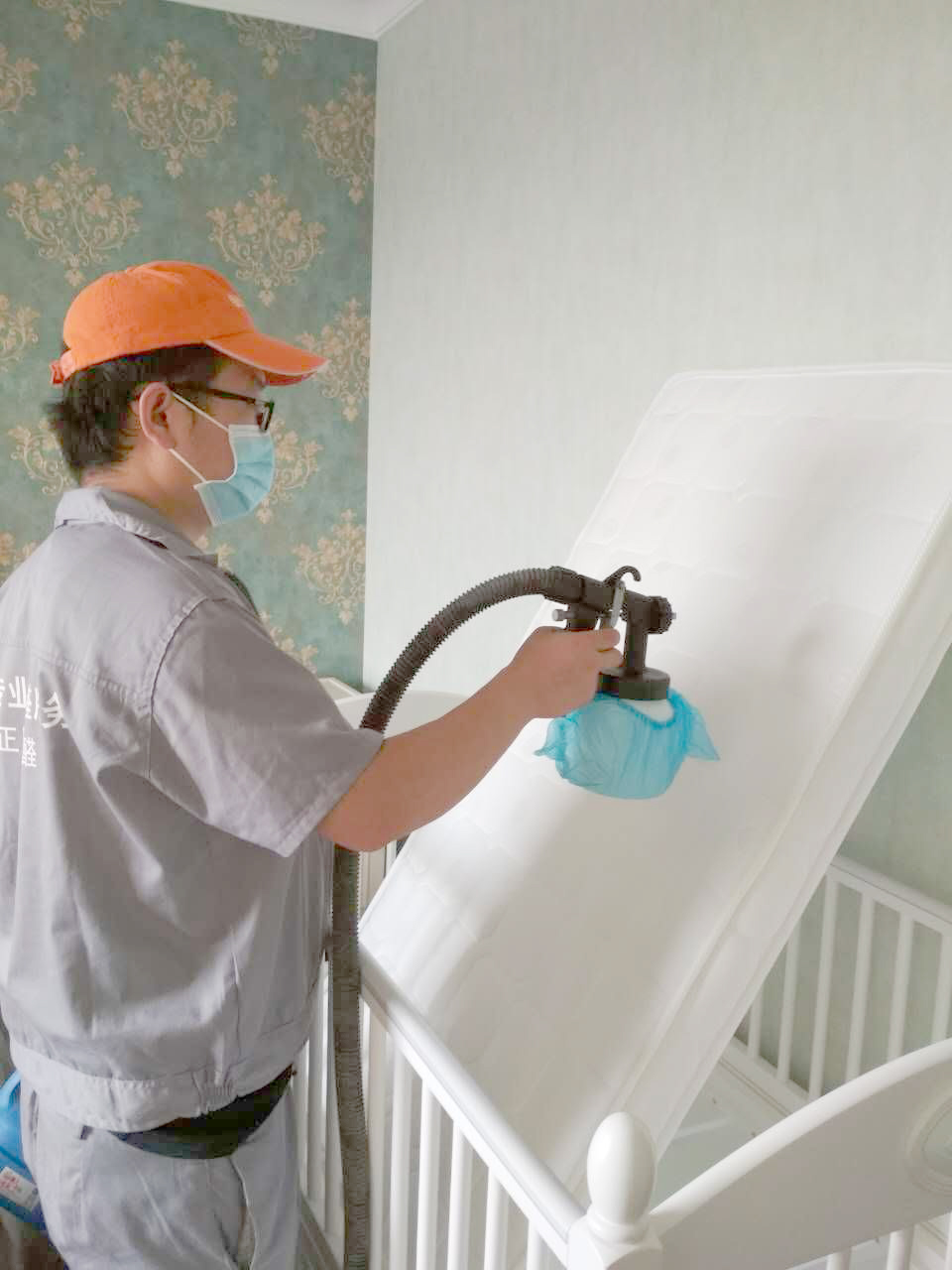 兒童房床墊噴涂施工中 兒童房床墊噴涂施工中