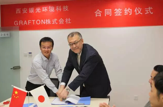 銀光環(huán)境董事長(zhǎng)杜煒東與GRAFTON社長(zhǎng)進(jìn)藤泰介共同在協(xié)議上蓋章