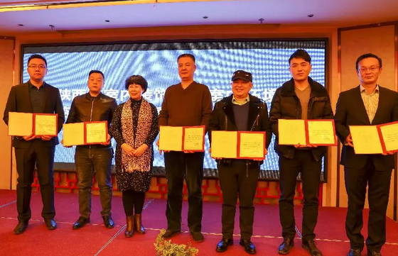 賀會(huì)長(zhǎng)為凈化委主任、副主任、秘書長(zhǎng)頒發(fā)證書