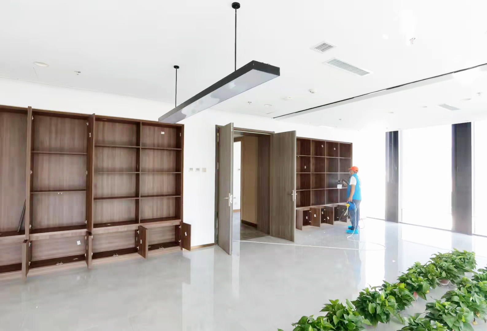 太原地鐵中心會(huì)議室柜子噴涂施工 太原地鐵中心會(huì)議室柜子噴涂施工