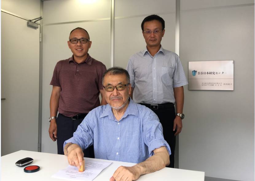 GRAFTON進(jìn)藤社長與荃芬品牌創(chuàng)始人杜煒東先生（后排右一）、何榮先生（后排左一）